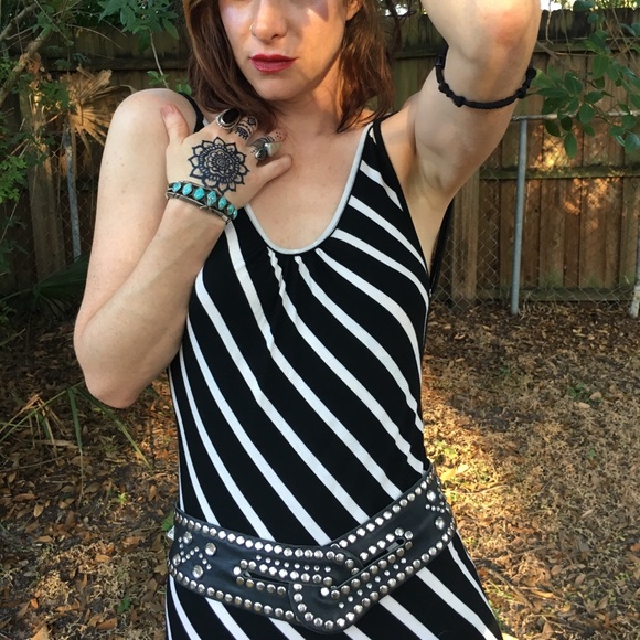 Beautiful backless long black and white dress - Picture 4 of 4